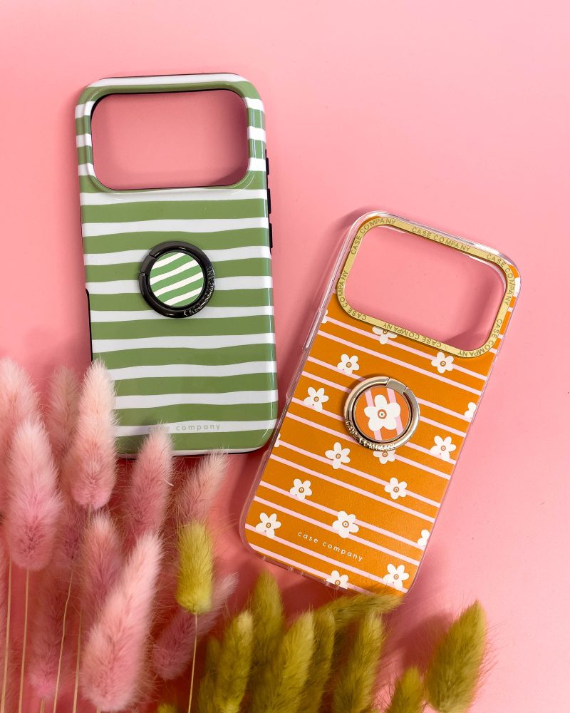 Funda premium naranja con florecitas, un marco de cámara dorado y un anillo para móvil